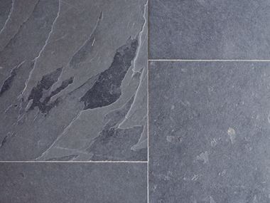 Leggen van Mustang leisteen tegels van bovenaf gefotografeerd