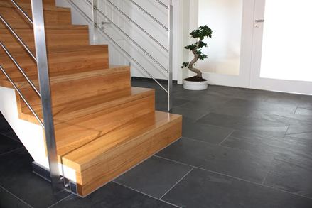 Mustang tegels op een houten trap