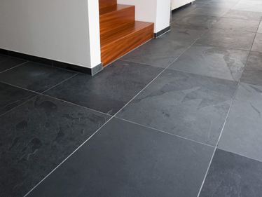 Klantenfoto:Mustang tegels, gelegd in de trap/hal