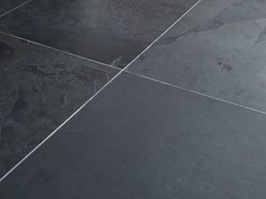 Close-up van de lichtgekleurde voegen tussen de afzonderlijke leisteen tegels