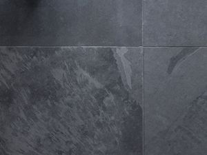 Close-up van leistenen tegels in donker antraciet