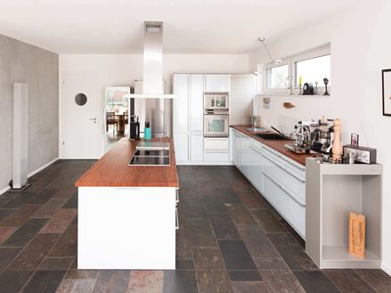 Pauw-leisteen tegels in een ultramoderne keuken