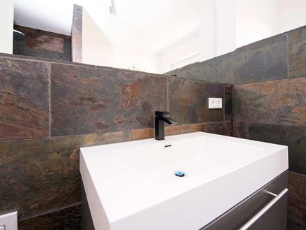 Peacock tegels gelegd achter een wastafel