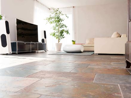 Pauw-leisteen tegels gelegd in de woonkamer, kikkerperspectief