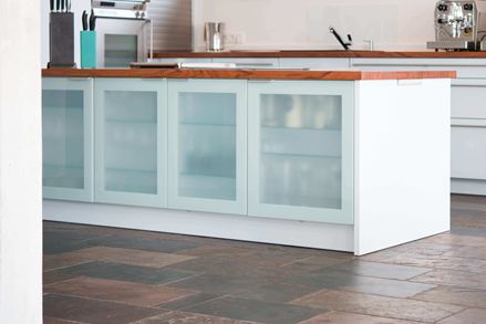 Pauw-leisteen tegels in een keuken met kookeiland