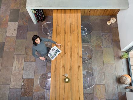 Moderne eethoek in vogelvlucht met gekleurde tegels van leisteen