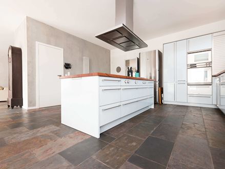 Peacock Multicolor leisteen tegel met gedeeld oppervlak in een keuken