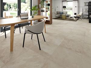 Alpine Beige keramische tegels in de woonkamer met stoelen en tafel