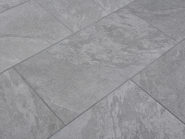 Alpine Grey tegels met leisteeneffect, diagonaal zicht