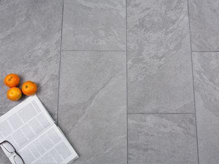 Alpine Grey tegels met leisteeneffect en oranje decoratie