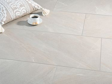 Canyon Gold tegels met leisteeneffect, koffiekopje en kussen