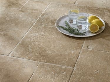 Travertin Classic Country tegels Close-up van water en citroen