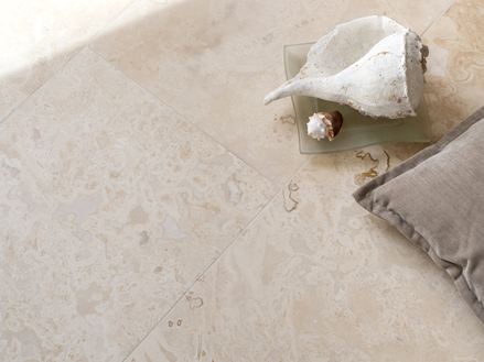 Travertin Classic Light met schelpdecoratie