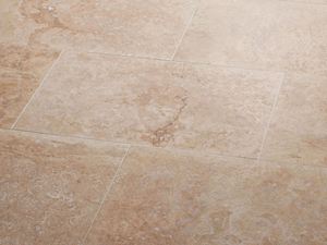 Classic Light travertin tegels gelegd met smalle voegen