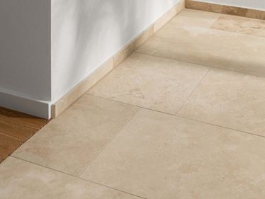 Travertin tegels Ivory Classic Detail overgang houten vloer