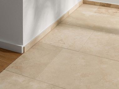 Travertin tegels Ivory Classic Detail overgang houten vloer