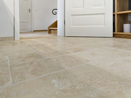 Travertin Ivory Cream tegels in kikkerperspectief