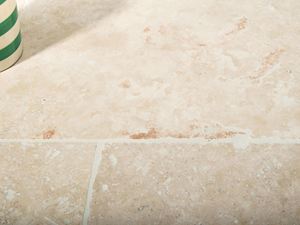 Schaduw van een bloempot op travertin Ivoor CrÃ¨me