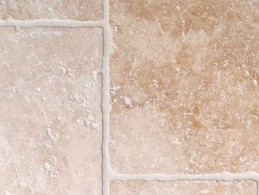 Lichtgekleurde travertin tegels met getrommelde randen