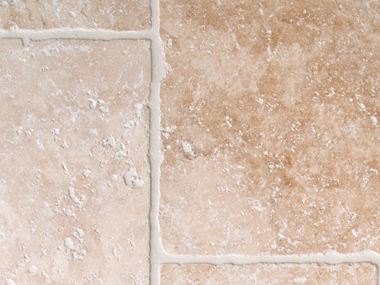 Lichtgekleurde travertin tegels met getrommelde randen