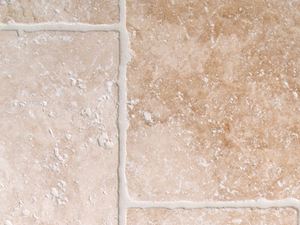 Lichtgekleurde travertin tegels met getrommelde randen