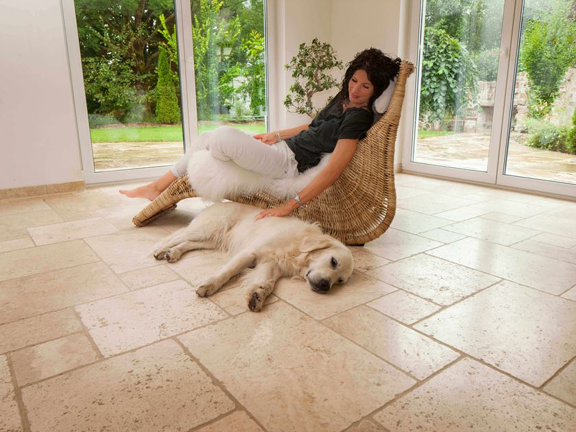 Travertin schieten, vrouw op ligstoel met hond