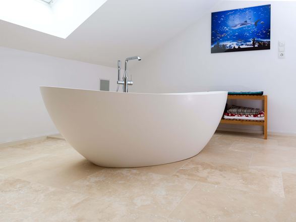 Moderne badkamer met Medium Line travertin en vrijstaand bad