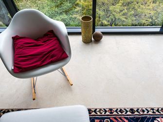 Hal met natuurstenen muur, houten dressoir en beige Medium Line travertin tegelvloer