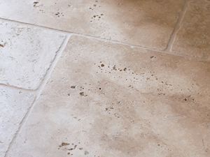 Close-up van middelgrote travertin tegels