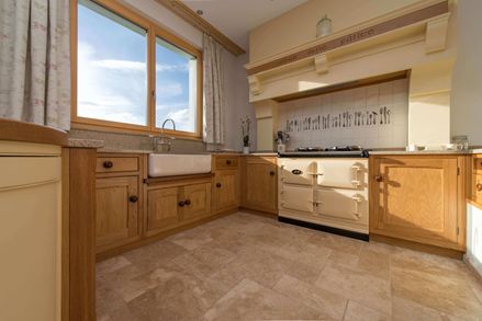 Houten keuken met medium travertin, getrommeld