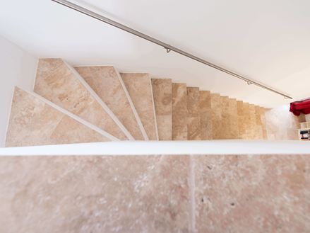 Trap van travertin tegels van bovenaf