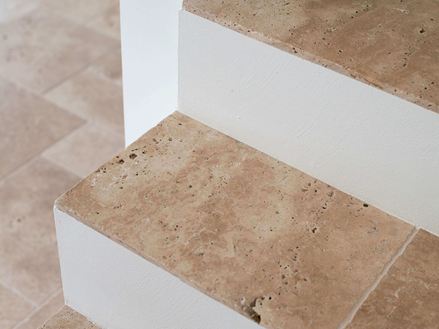 Traptreden met travertin medium tegels