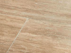 Close-up van Travertin Natura in houtlook