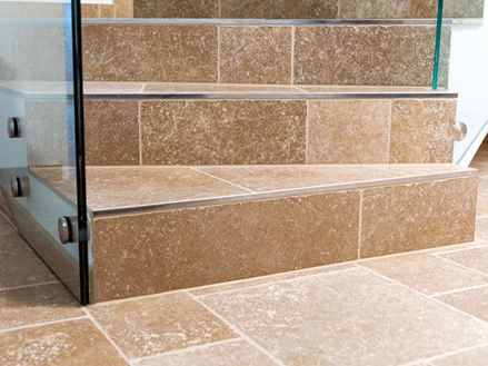 Traptreden met travertin Noce tegels en glas