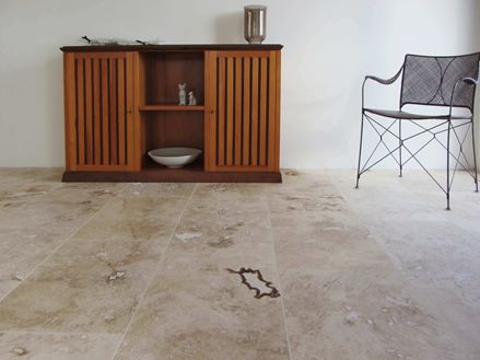 Klantenfoto: Onyx tegels, met commode en stoel