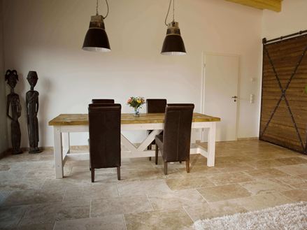 Klantenfoto: Rustieke tegels van travertin gelegd in de eethoek
