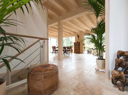 Rustieke tegels in lichtovergoten woonkamers met planten