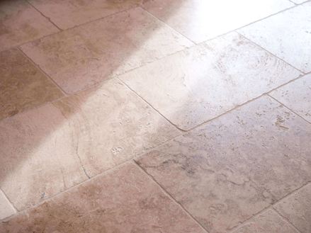 Rustieke tegels, zijaanzicht met licht en schaduw