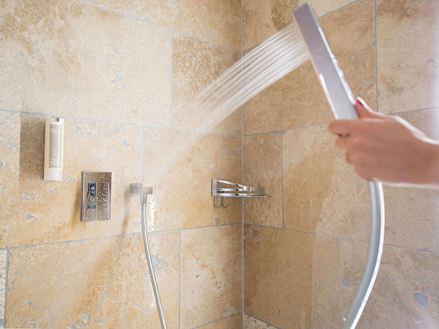 Douche met Rustieke travertin tegel op de muur