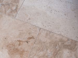 Close-up van gelegde Rustieke travertin tegel