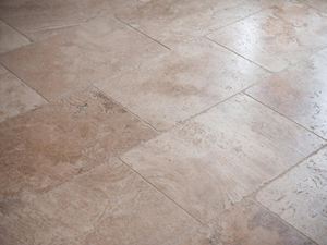 Gelegde travertin tegels in medium donker beige