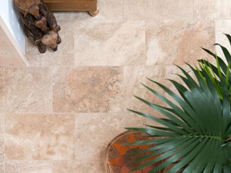 In vogelvlucht gelegd travertin Rustiek met planten en houten accessoires