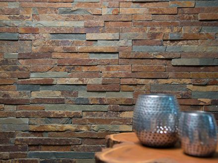 Twee vazen op een houten tafel voor een wand van natuurlijk leisteen in heldere kleurschakeringen