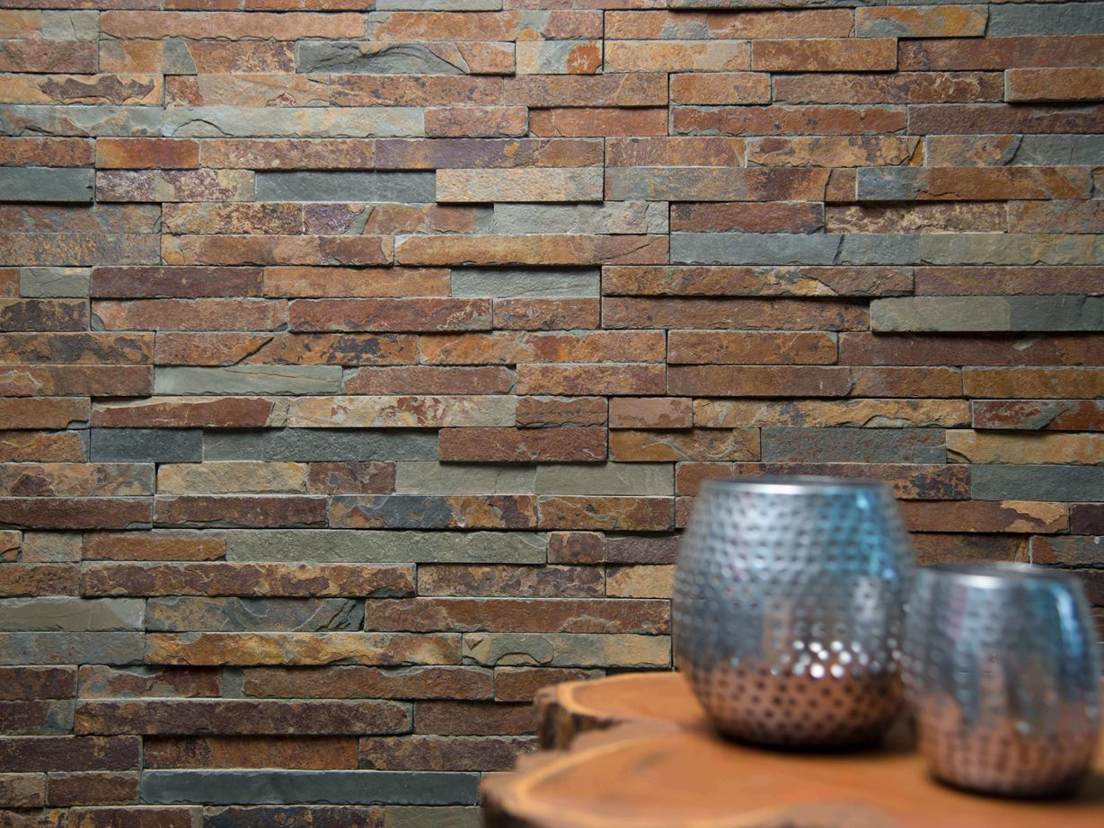 Twee vazen op een houten tafel voor een wand van natuurlijk leisteen in heldere kleurschakeringen