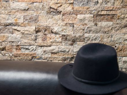 Zwarte hoed voor de wandbekleding van Scabas