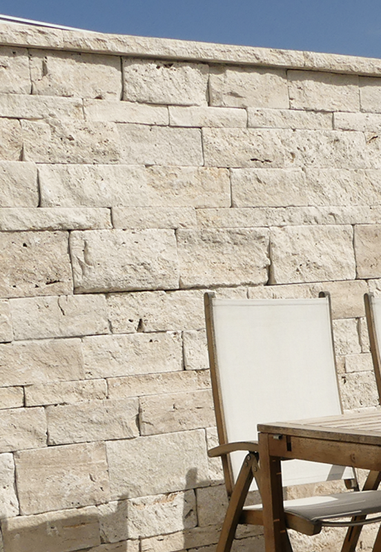 DesktopMauersteine Tarvertin Medium Select Rustic mit Haus und Terrasse