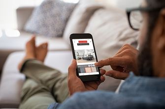 Man met mobiele telefoon in hand