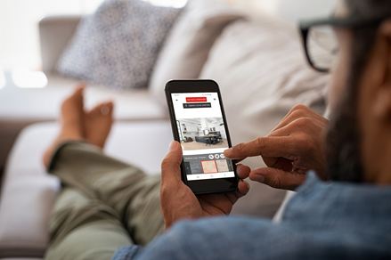 Man met mobiele telefoon in hand