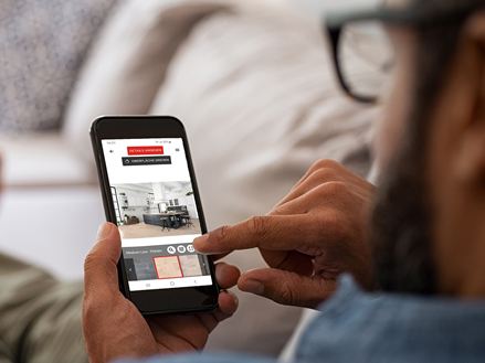 Mann mit Handy in Hand_Ausschnitt