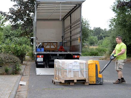 Levering van natuursteen per vrachtwagen